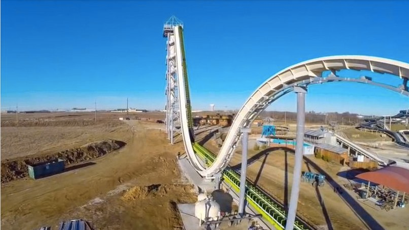 Illustration for article titled World's Tallest Waterslide Opens For Test RidesâImmediately Shuts Down